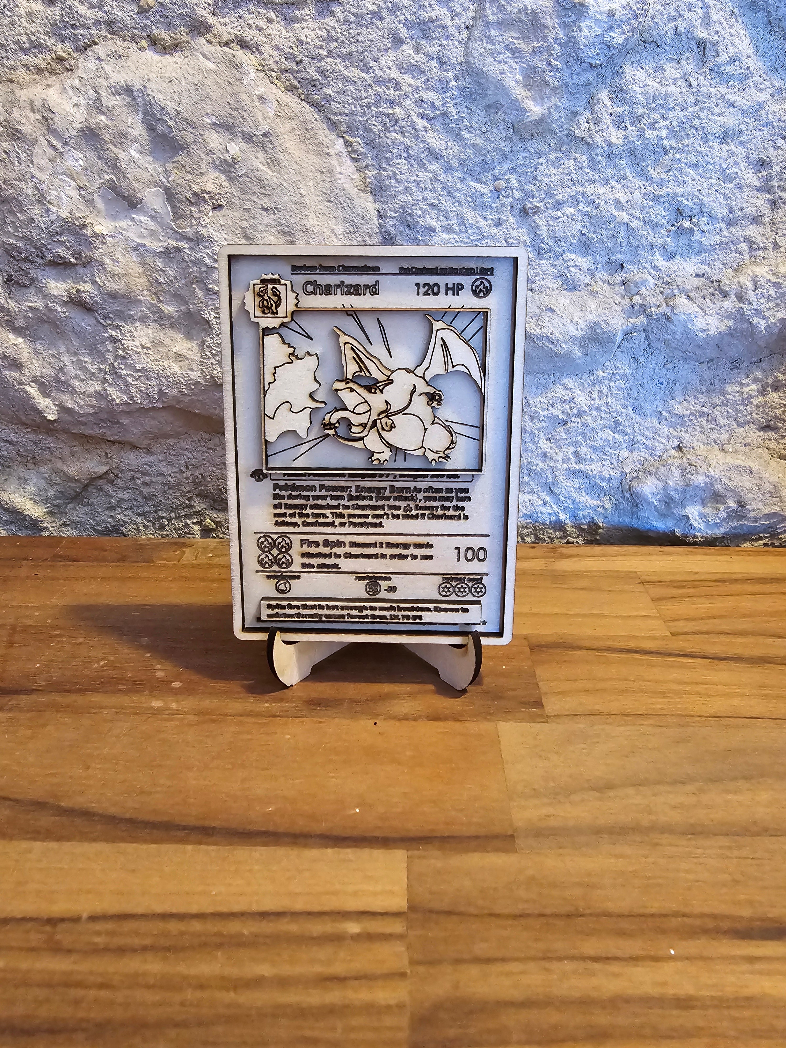 Carte Pokémon Dracaufeu – Gravée & Découpée au Laser sur Contreplaqué de Tilleul | 7,5 x 10,5 cm
